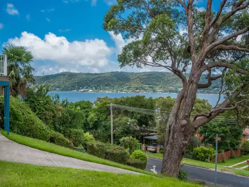 8A Noonan Point Avenue, Point Clare Sold by Central Coast Agents